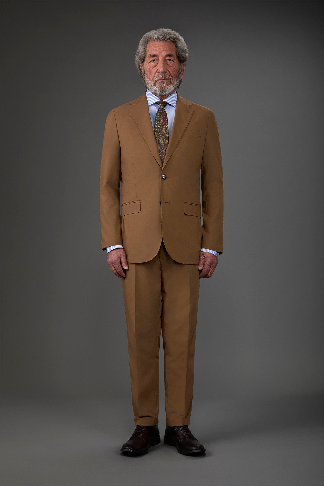 Single-breasted men's suit with flat front trousers