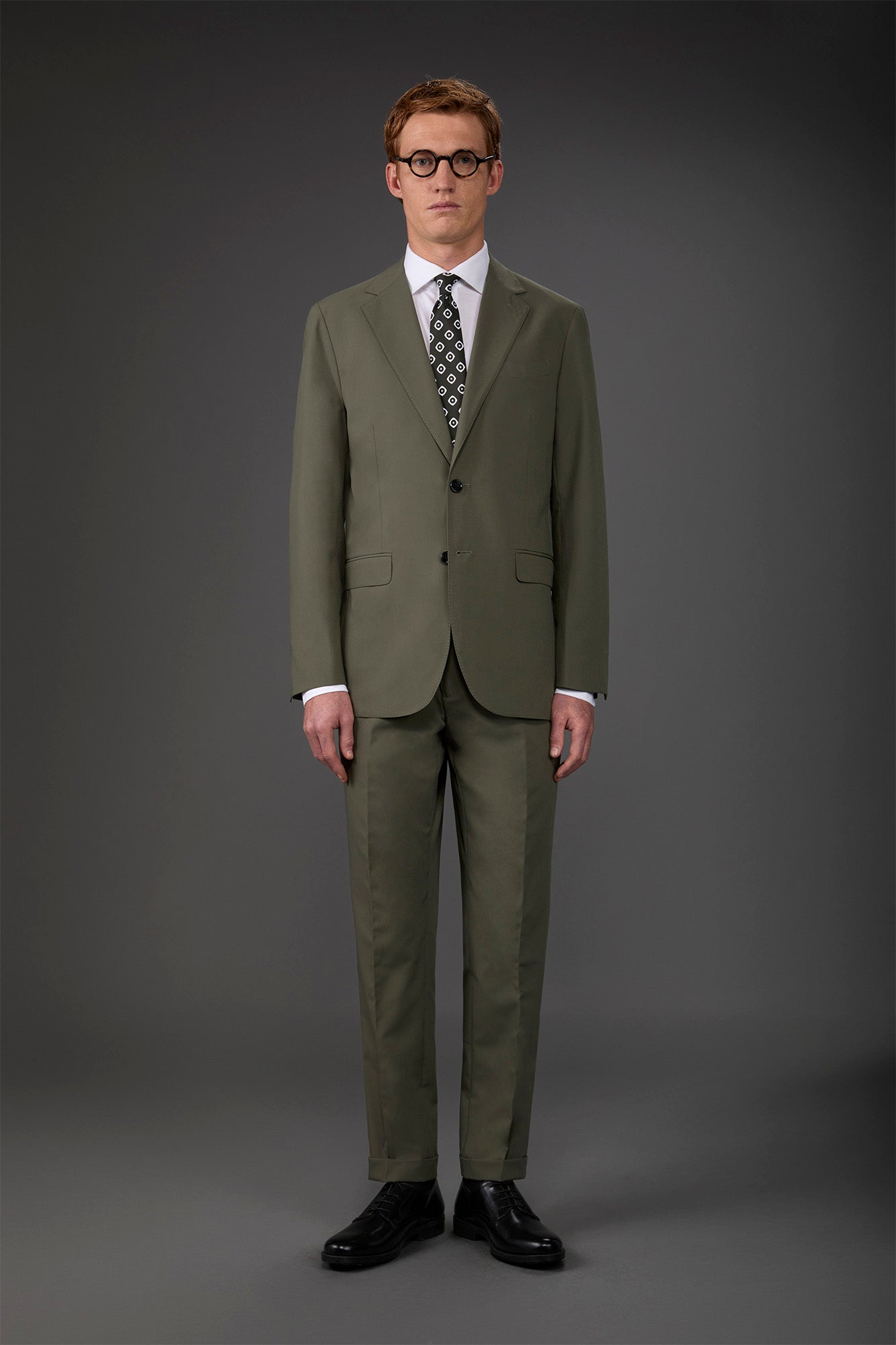 Single-breasted men's suit with flat front trousers