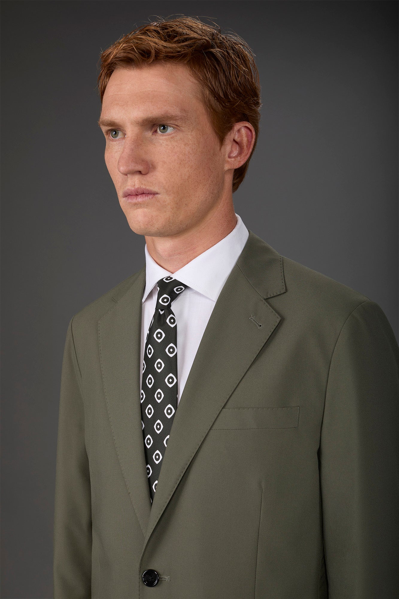 Single-breasted men's suit with flat front trousers