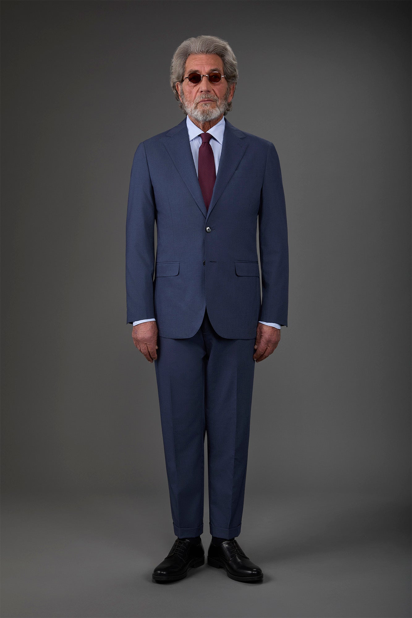 Single-breasted men's suit with flat front trousers