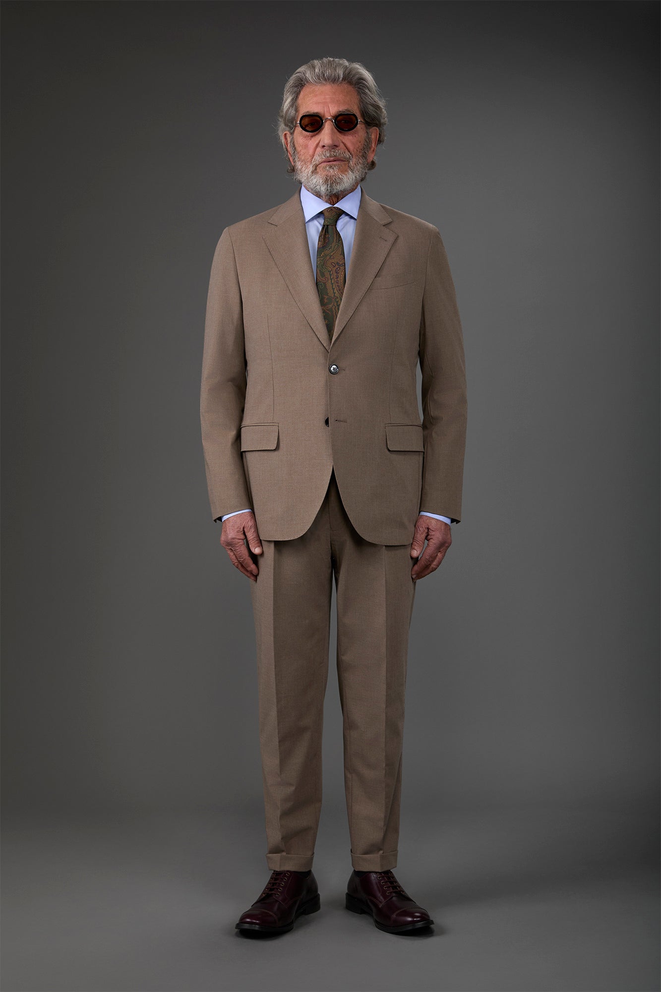 Single-breasted men's suit with single-pleat trousers in two-way stretch fabric