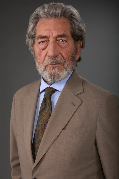 Single-breasted men's suit with single-pleat trousers in two-way stretch fabric