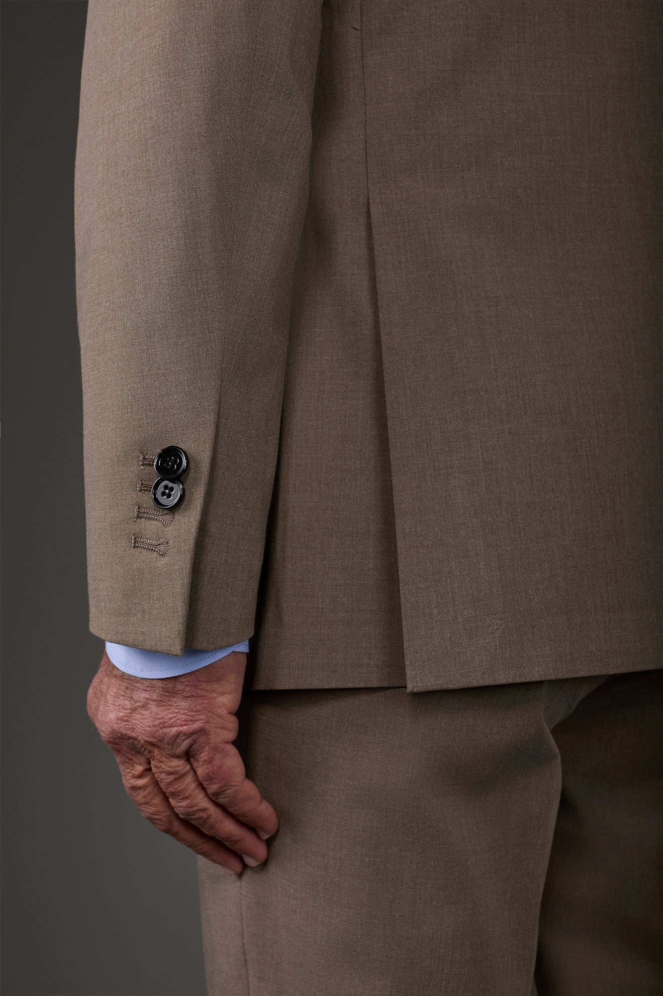 Single-breasted men's suit with single-pleat trousers in two-way stretch fabric