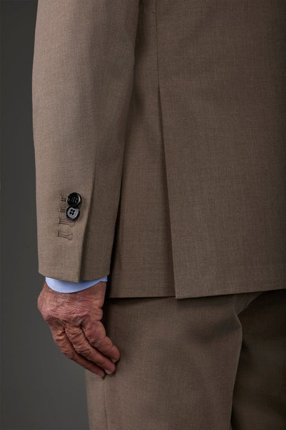 Single-breasted men's suit with single-pleat trousers in two-way stretch fabric