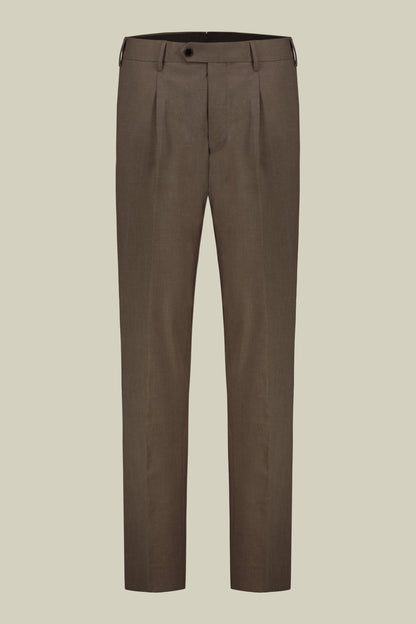 Single-breasted men's suit with single-pleat trousers in two-way stretch fabric