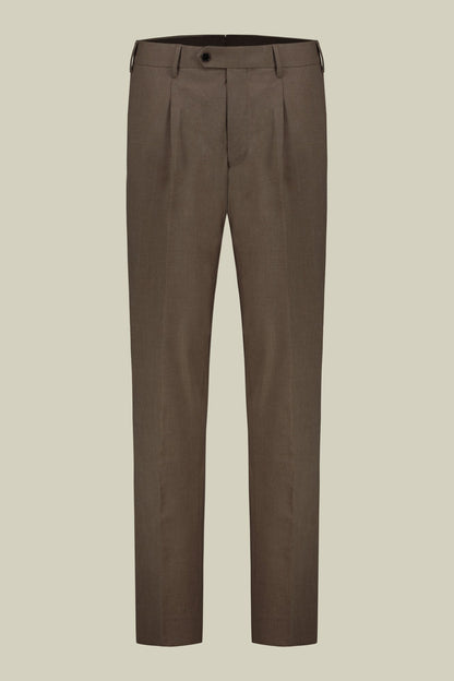 Single-breasted men's suit with single-pleat trousers in two-way stretch fabric