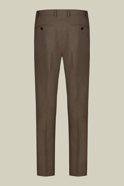 Single-breasted men's suit with single-pleat trousers in two-way stretch fabric