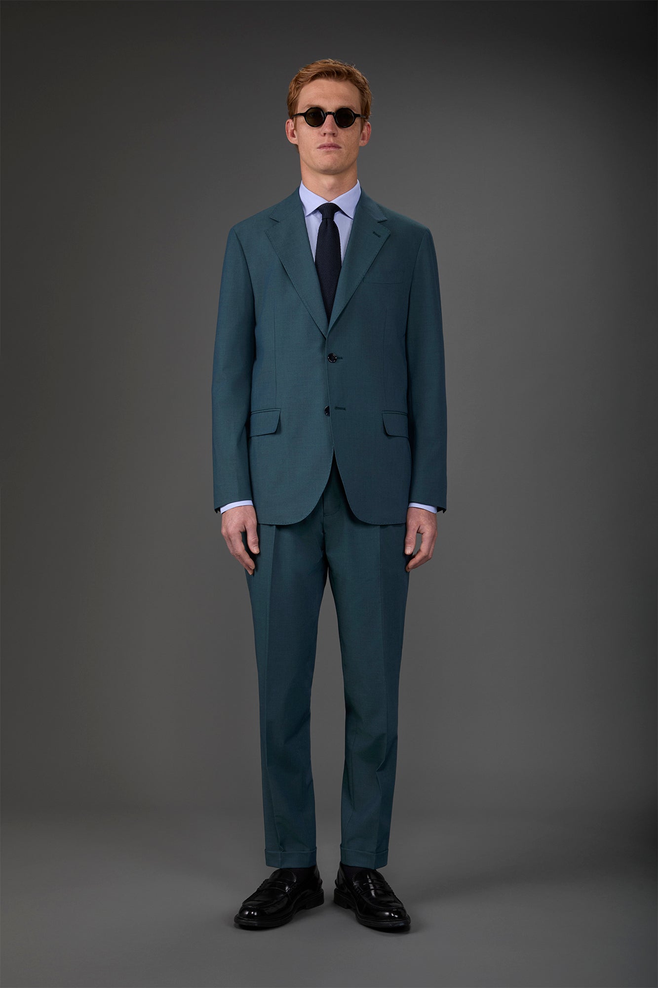 Single-breasted men's suit with single-pleat trousers in two-way stretch fabric