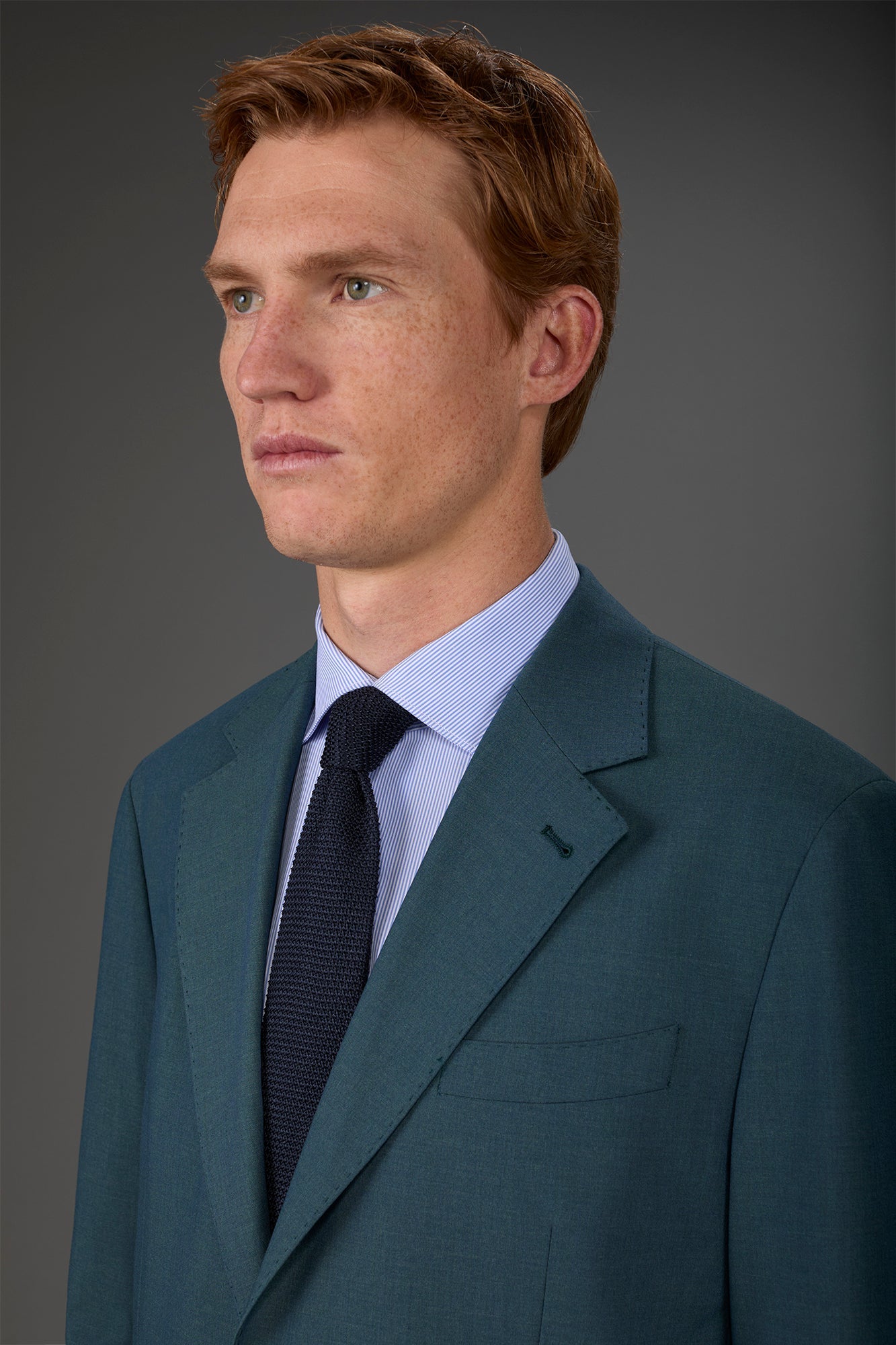 Single-breasted men's suit with single-pleat trousers in two-way stretch fabric