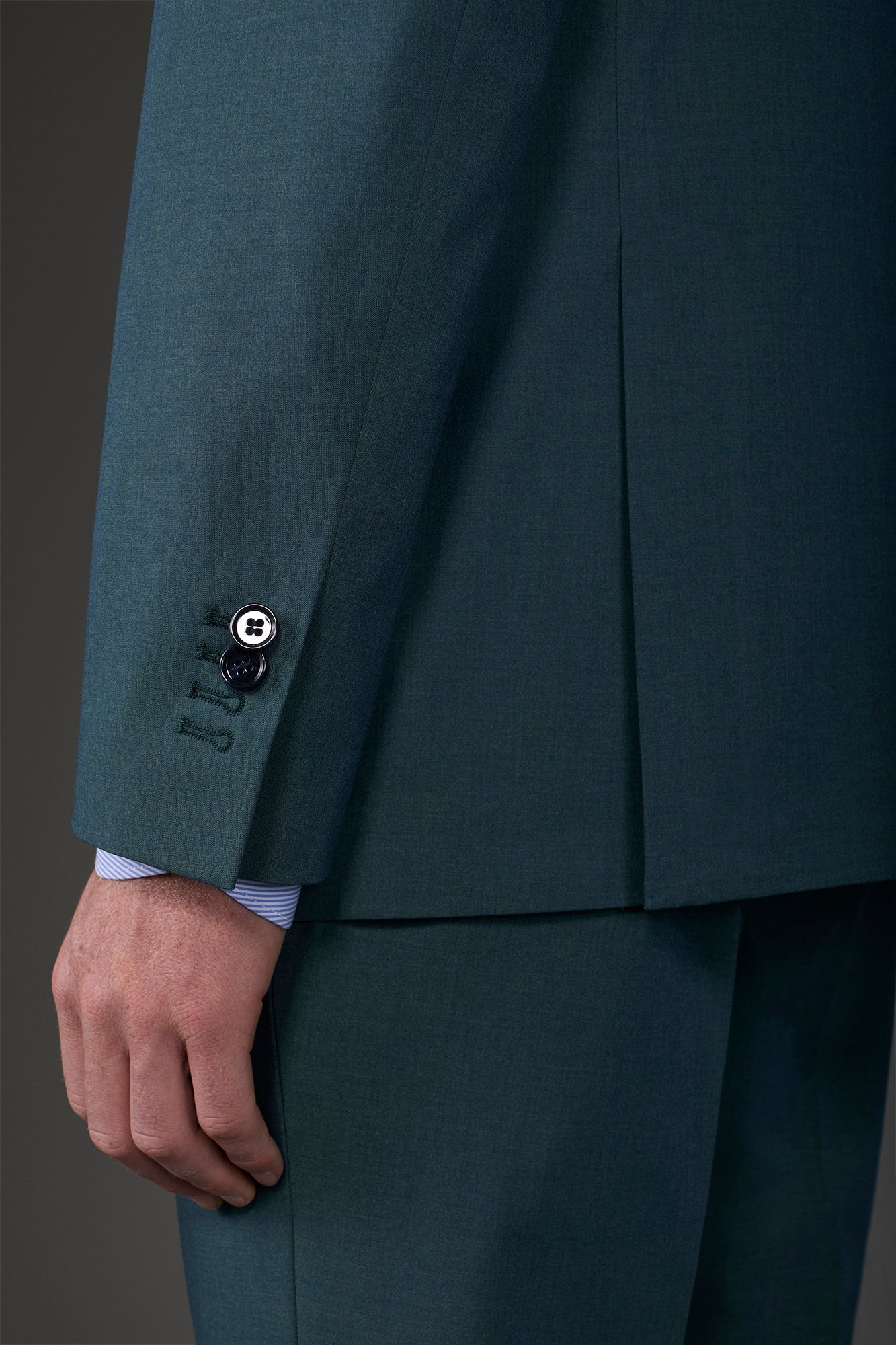 Single-breasted men's suit with single-pleat trousers in two-way stretch fabric