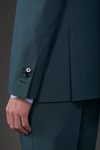 Single-breasted men's suit with single-pleat trousers in two-way stretch fabric