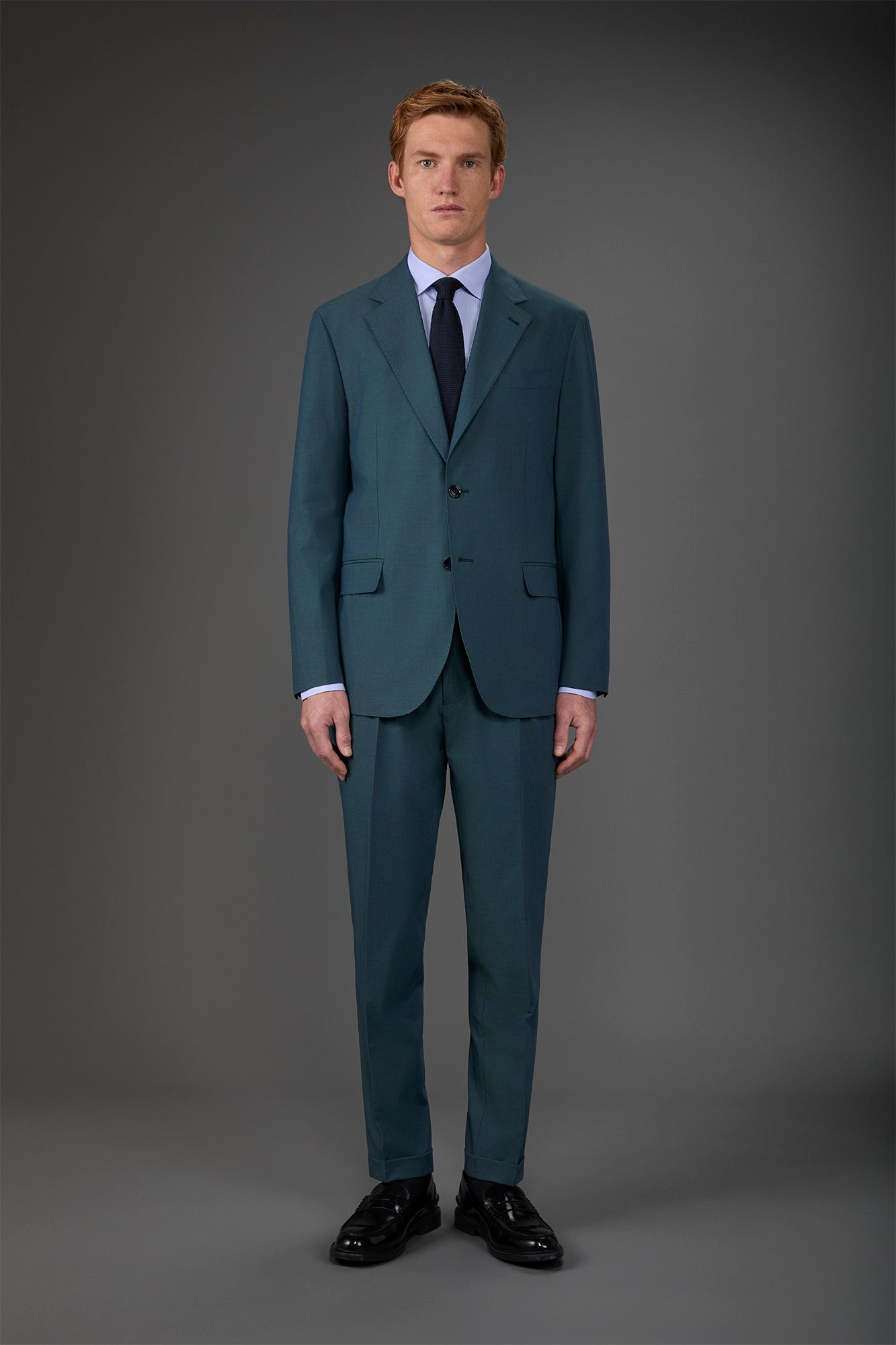 Single-breasted men's suit with single-pleat trousers in two-way stretch fabric