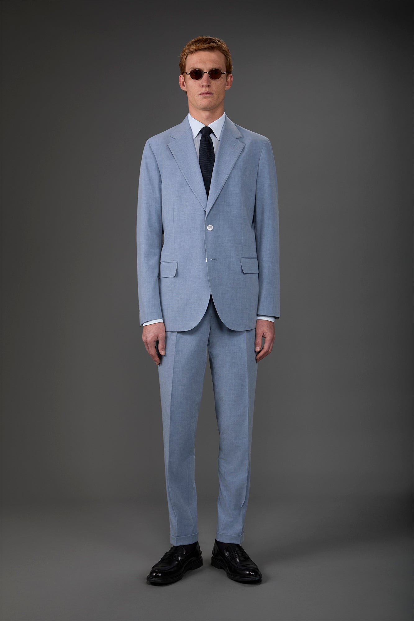 Single-breasted men's suit with single-pleat trousers in two-way stretch fabric