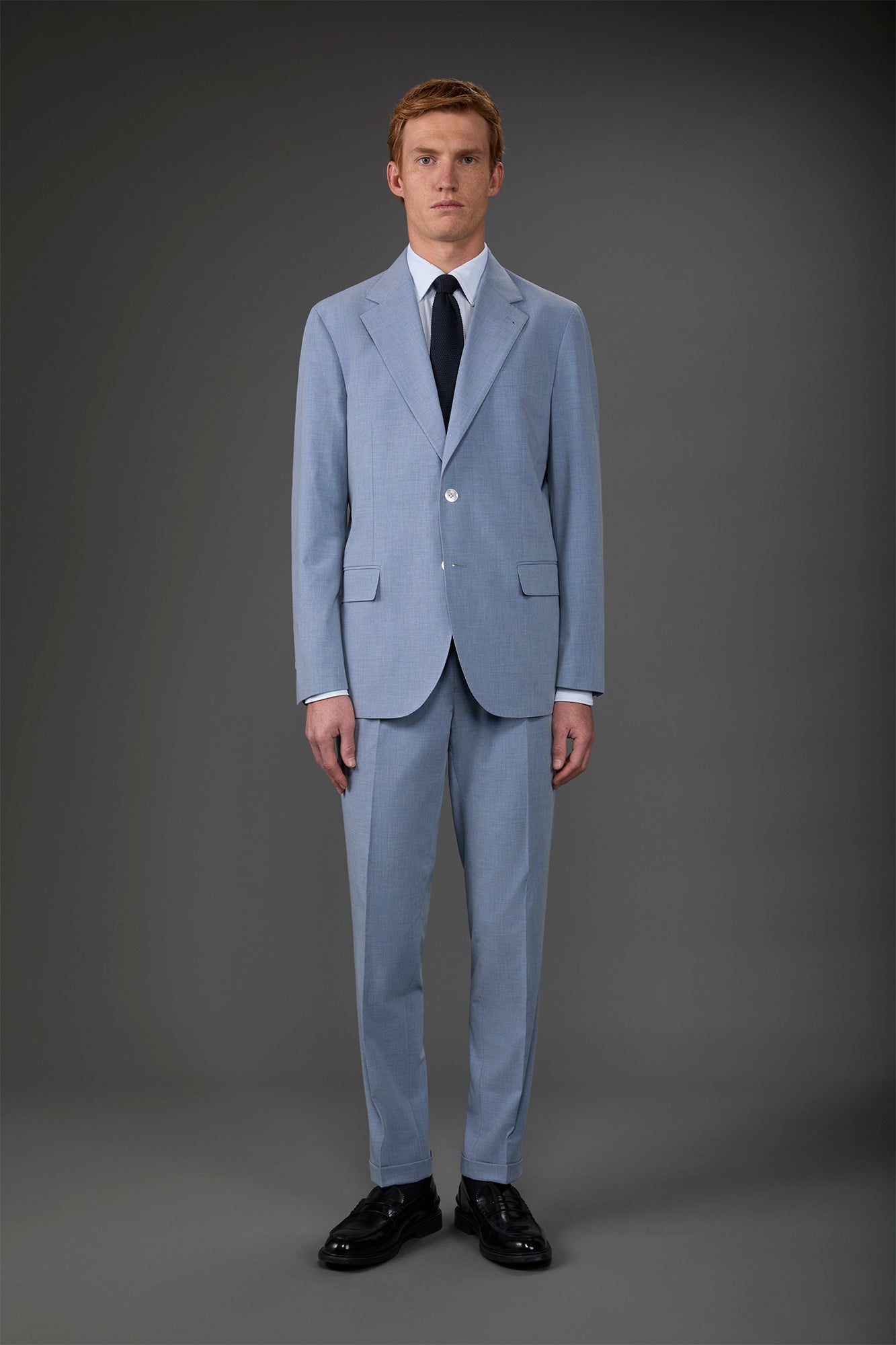 Single-breasted men's suit with single-pleat trousers in two-way stretch fabric