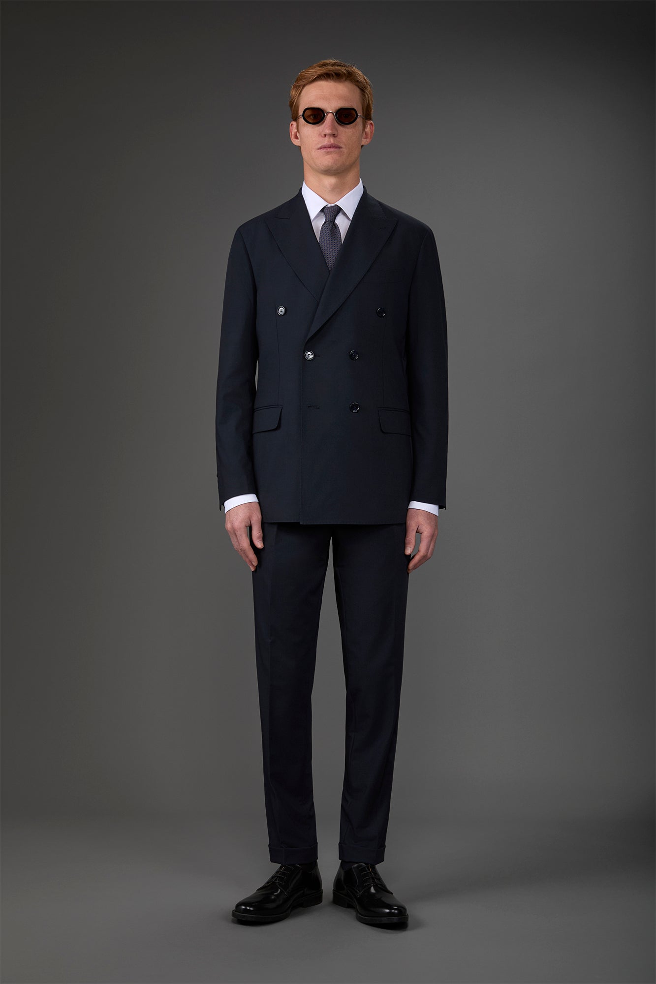 Double-breasted men's suit with single-pleat trousers in two-way stretch fabric
