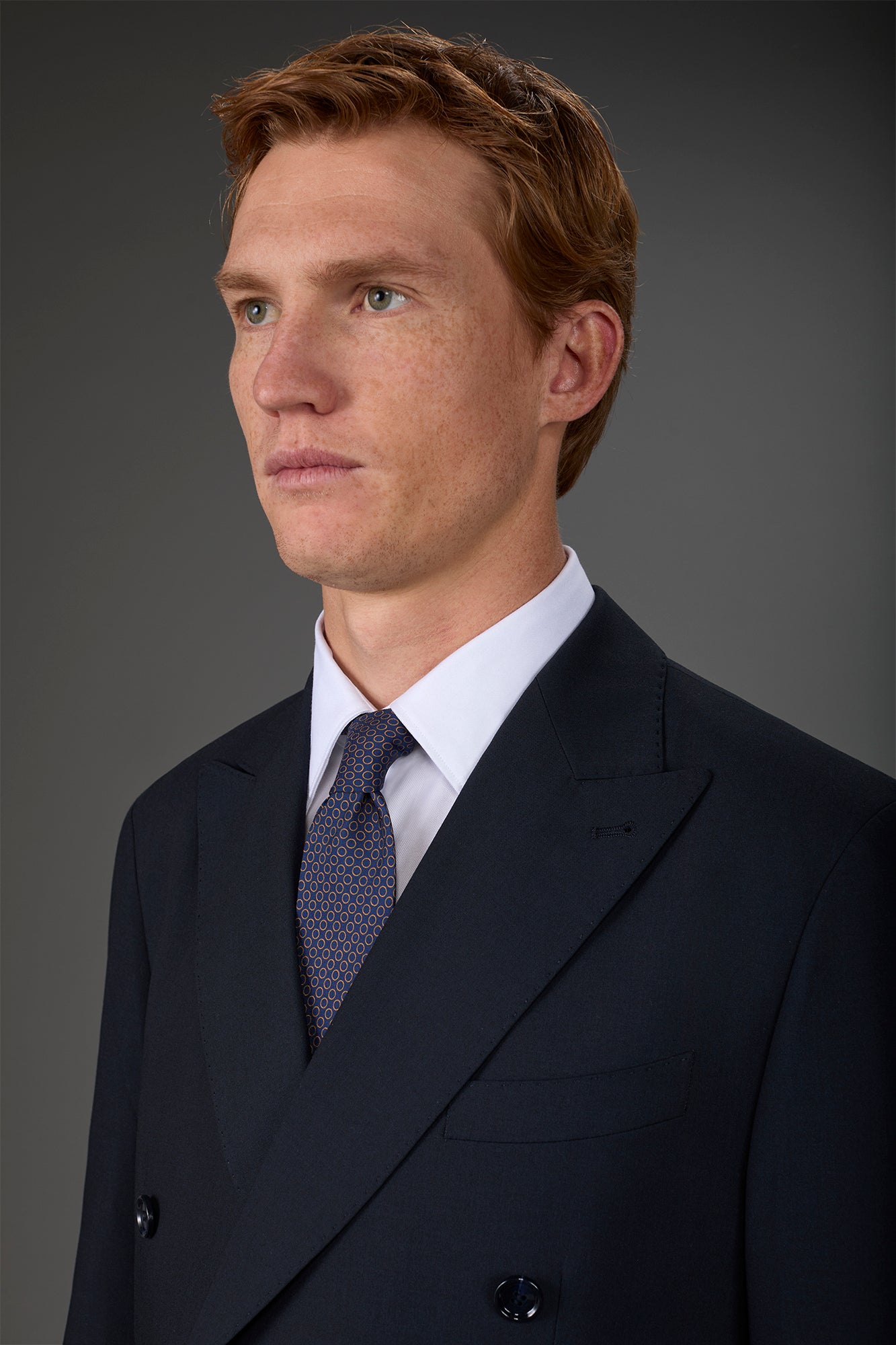 Double-breasted men's suit with single-pleat trousers in two-way stretch fabric