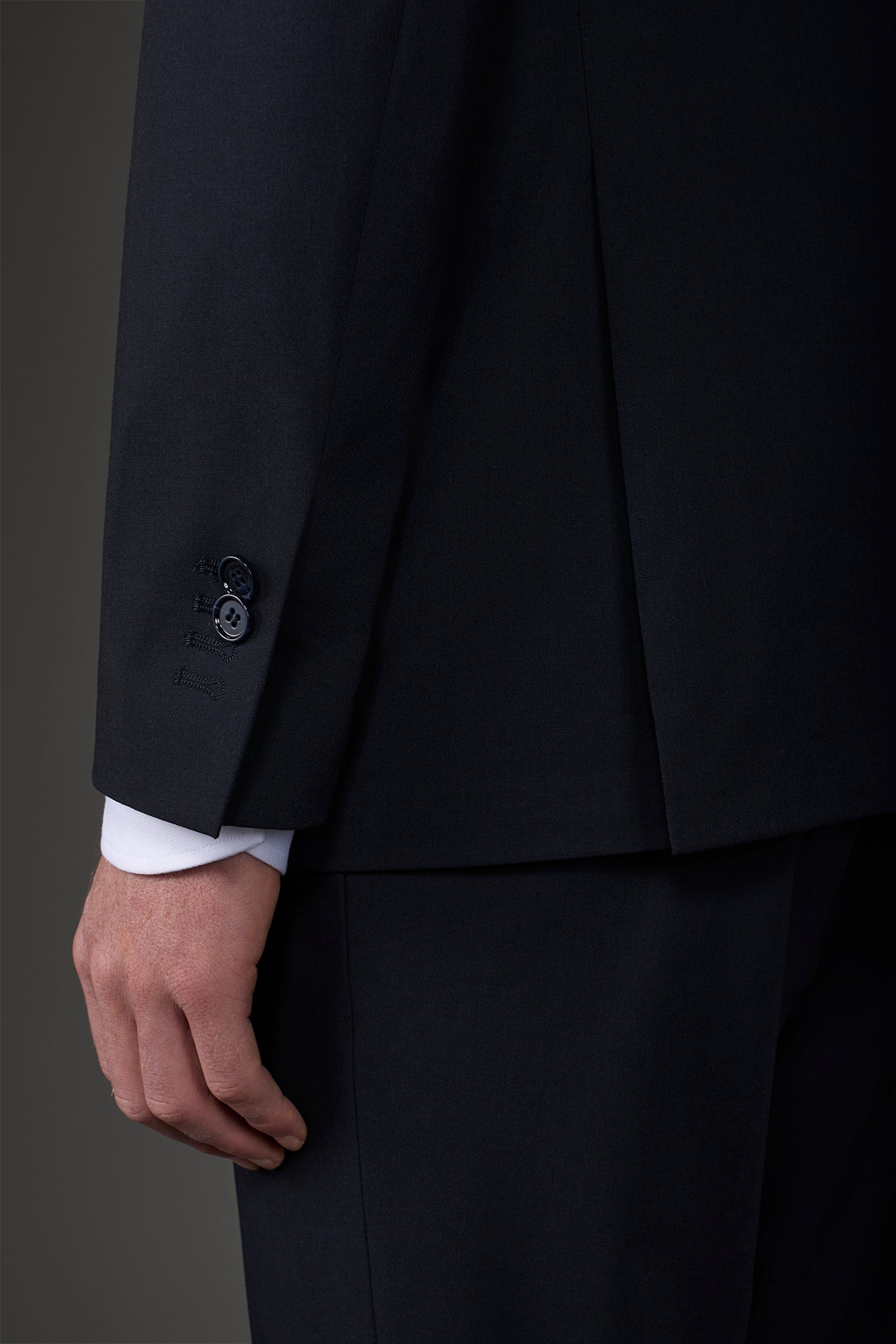 Double-breasted men's suit with single-pleat trousers in two-way stretch fabric
