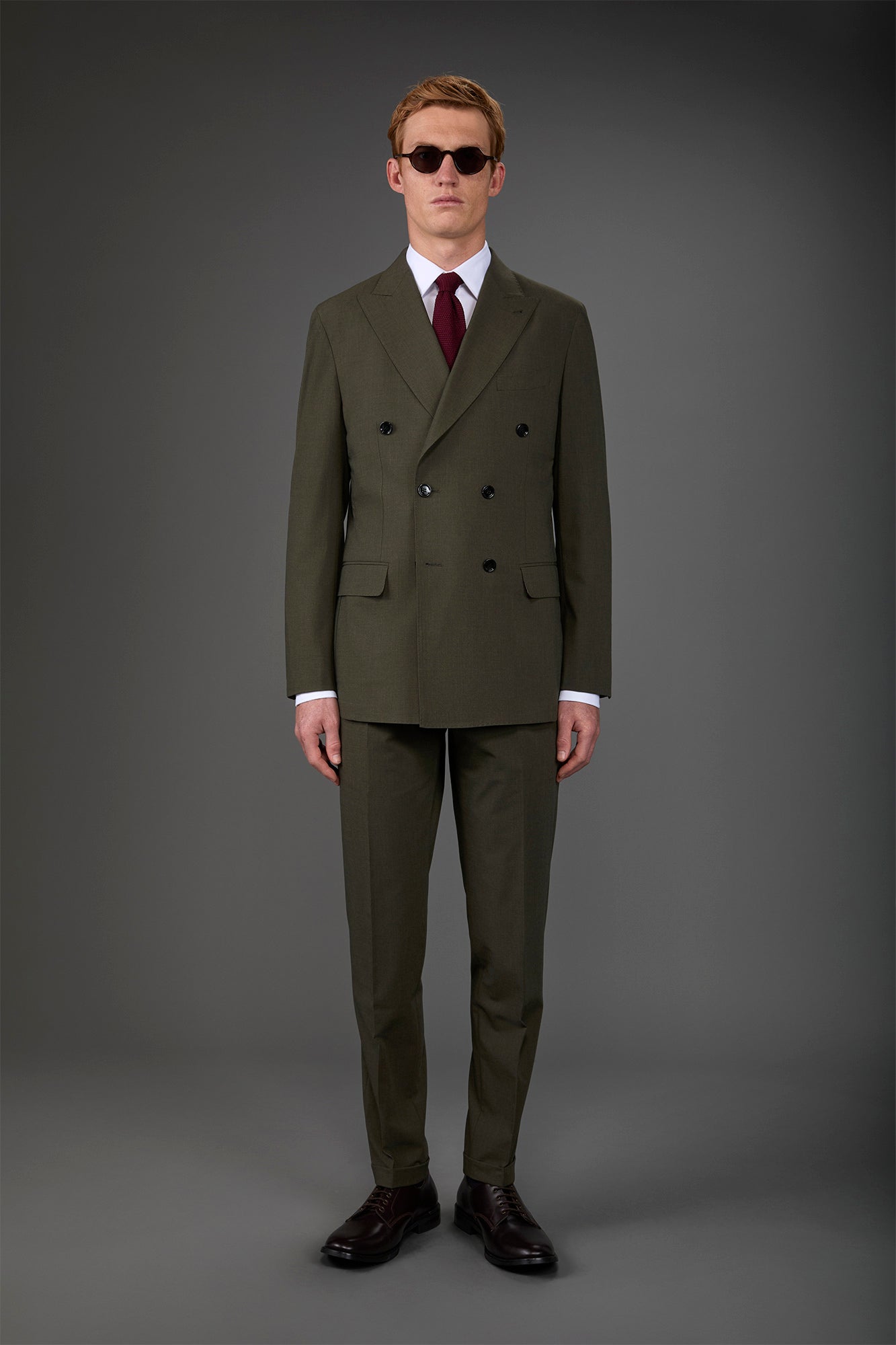 Double-breasted men's suit with single-pleat trousers in two-way stretch fabric