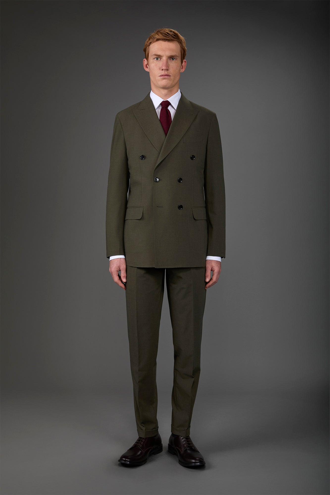 Double-breasted men's suit with single-pleat trousers in two-way stretch fabric