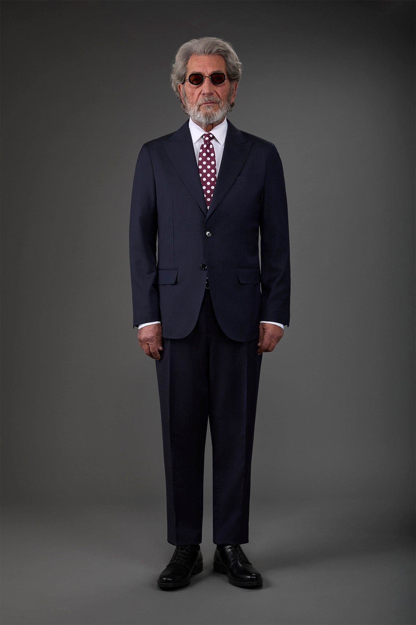 Single-breasted men's suit with classic single-pleat trousers, in pure combed wool with herringbone weave