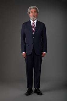 Single-breasted men's suit with classic single-pleat trousers, in pure combed wool with a semi-plain weave