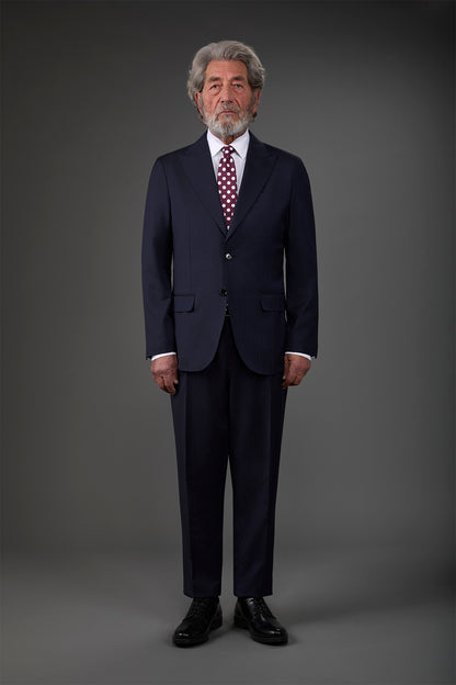 Single-breasted men's suit with classic single-pleat trousers, in pure combed wool with a semi-plain weave