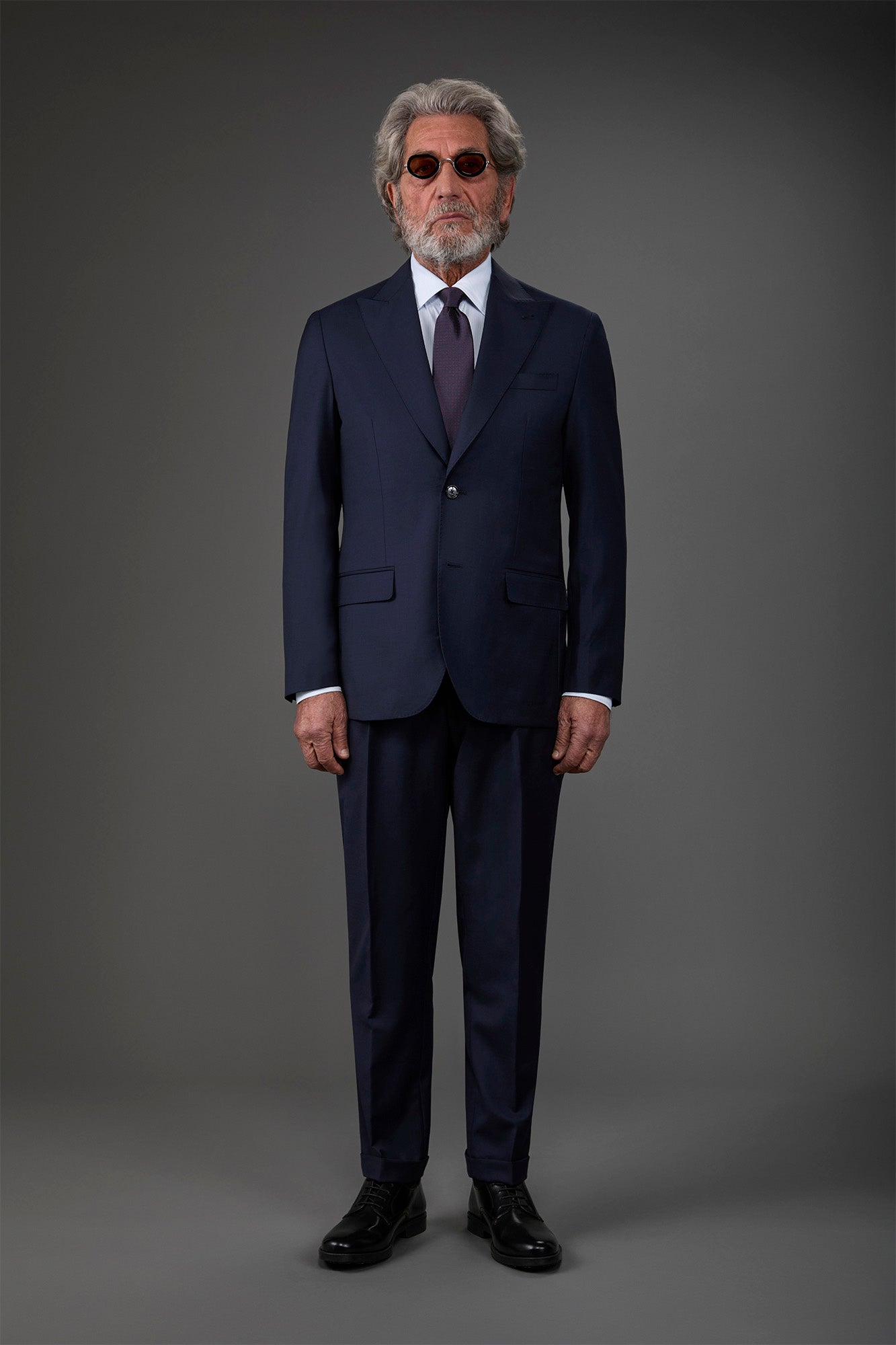 Single-breasted men's suit with classic single-pleat trousers, in pure combed wool with a semi-plain weave