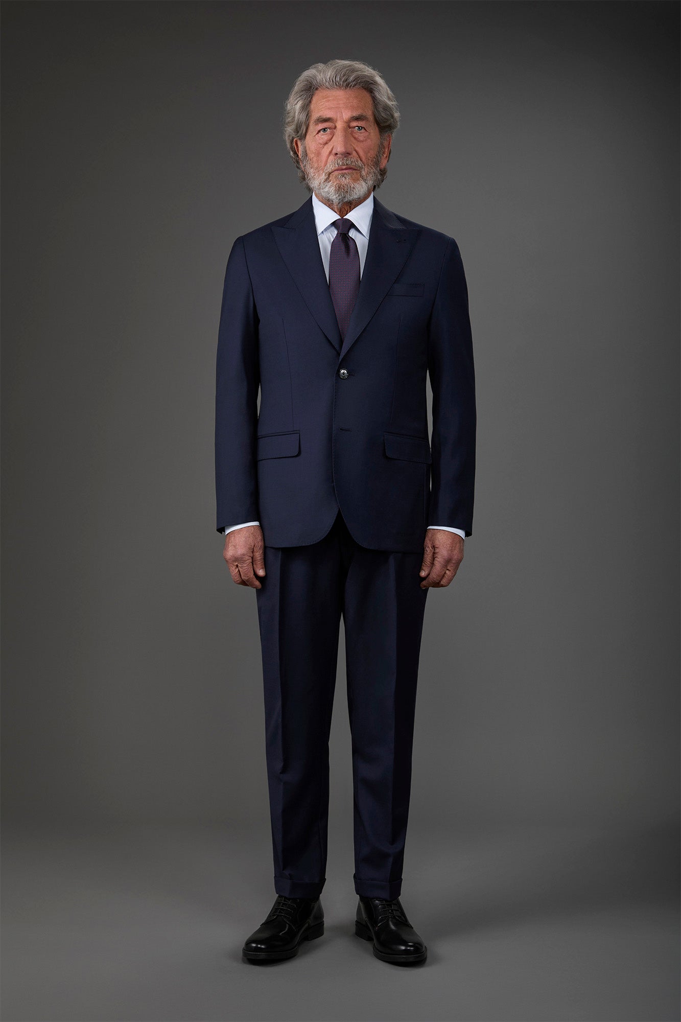Single-breasted men's suit with classic single-pleat trousers, in pure combed wool with a semi-plain weave