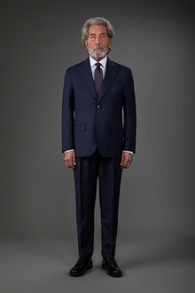 Single-breasted men's suit with classic single-pleat trousers, in pure combed wool with a semi-plain weave