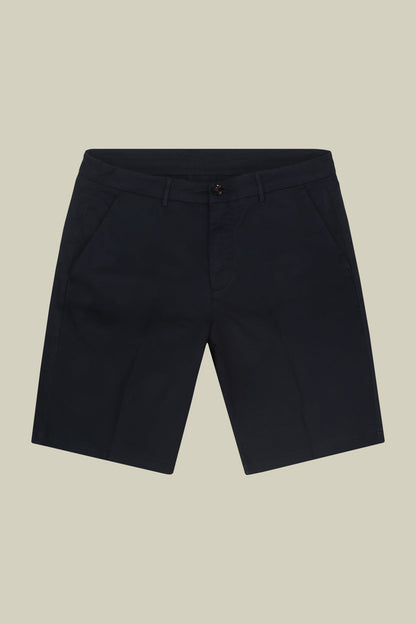 Classic men's Bermuda shorts with a twill construction