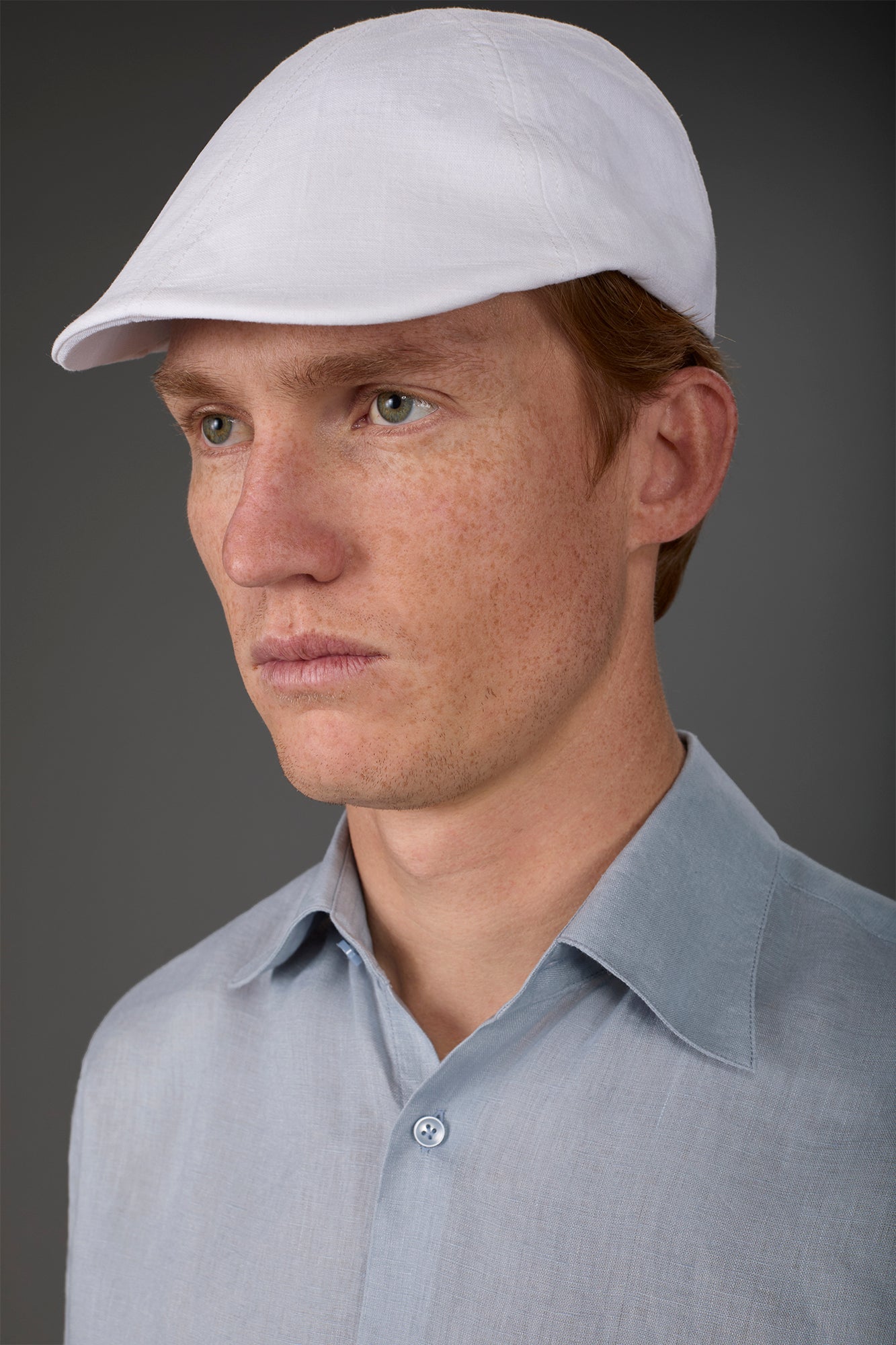 Men's flat cap with short semi-hidden peak in linen blend
