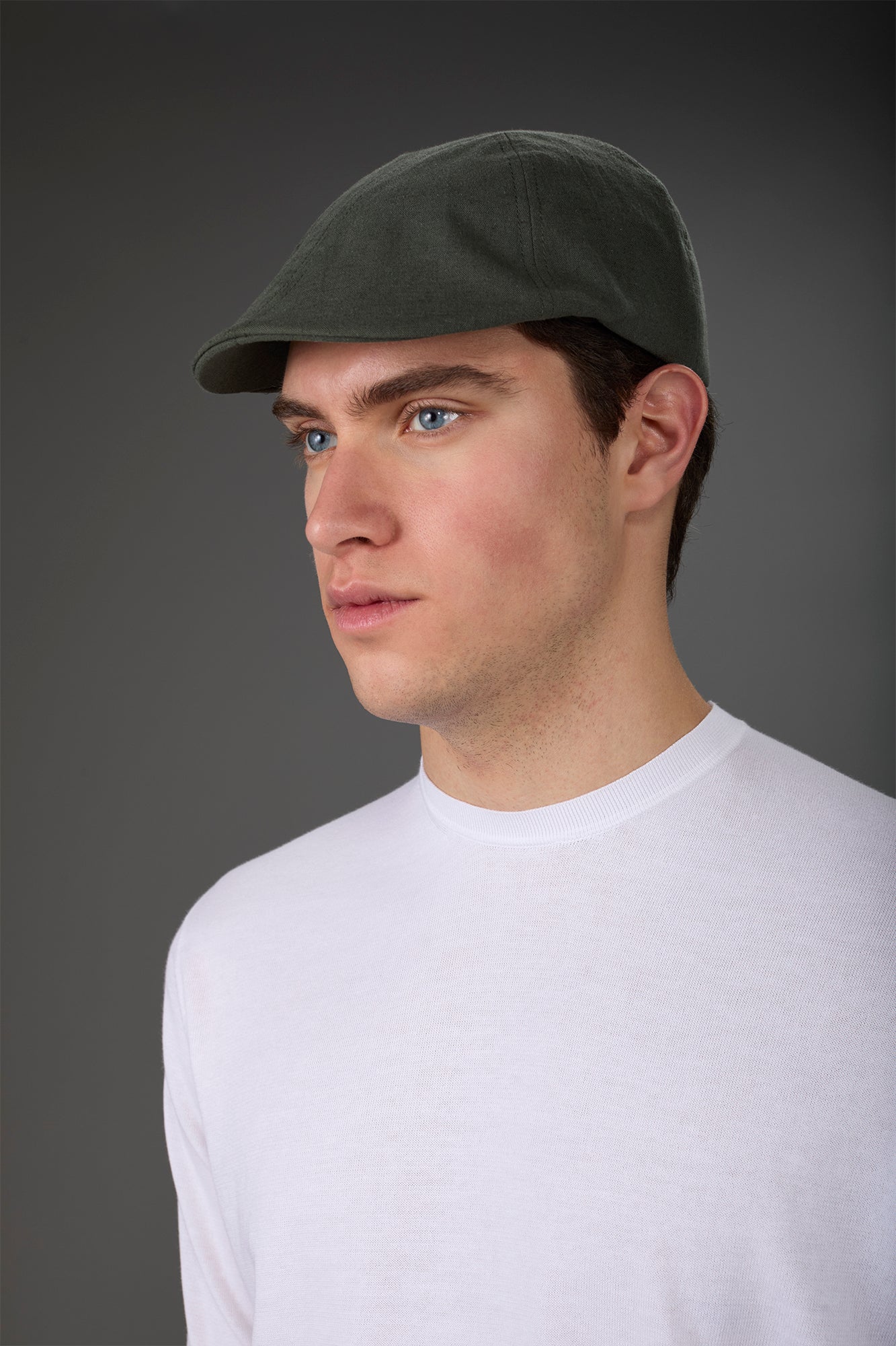 Men's flat cap with short semi-hidden peak in linen blend