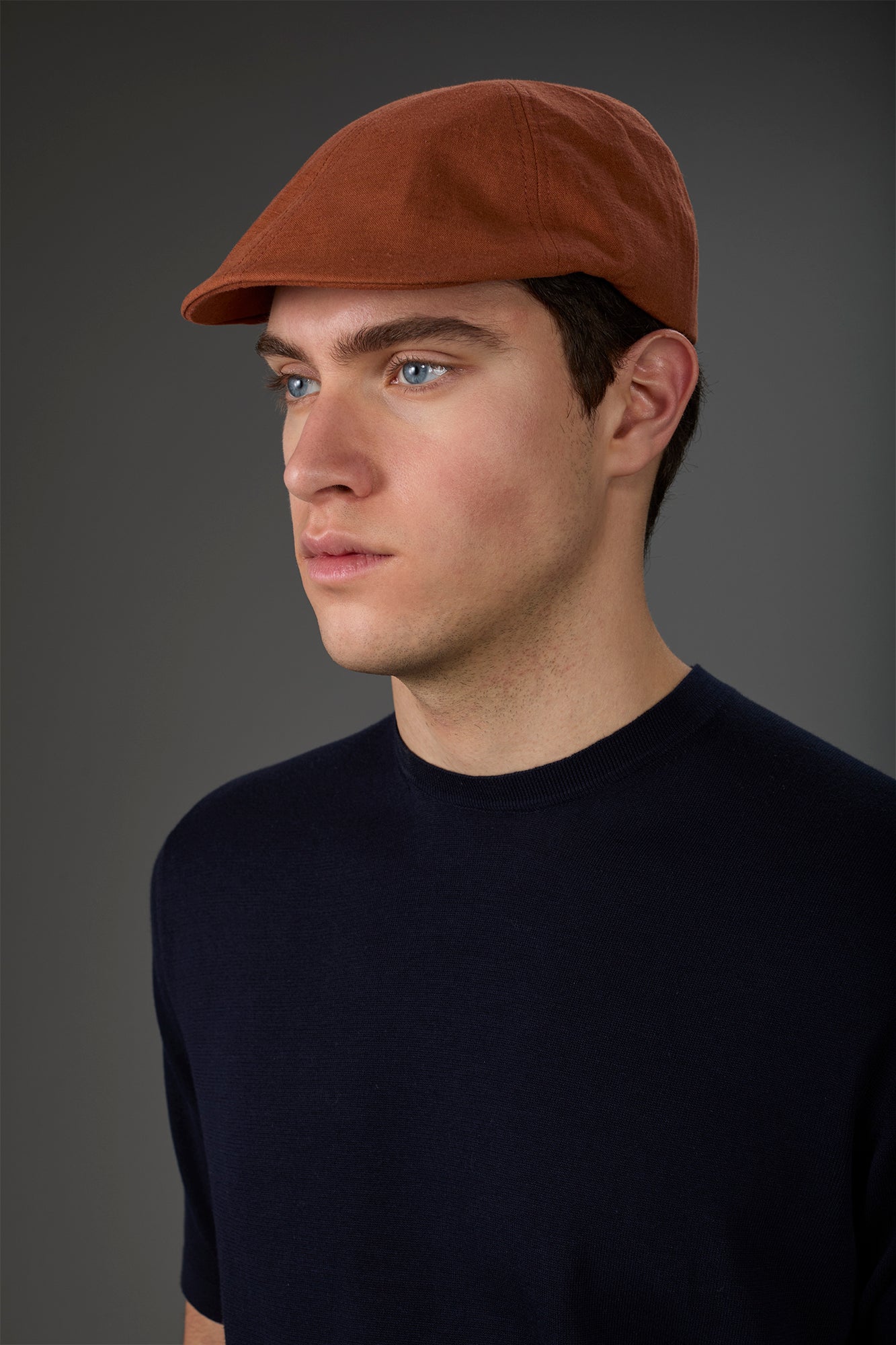 Men's flat cap with short semi-hidden peak in linen blend Brick