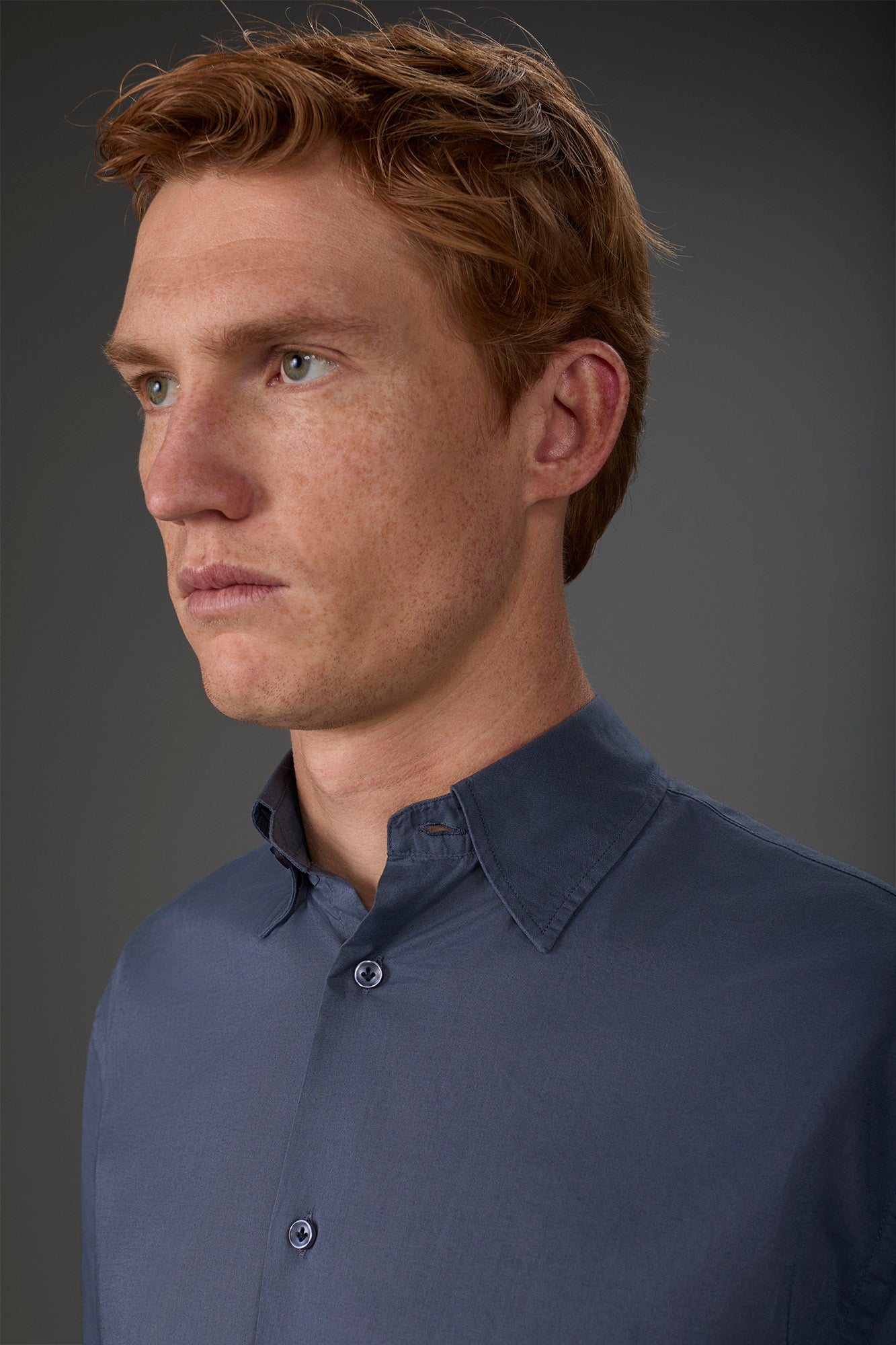 Men's casual shirt with a concealed button down collar in washed muslin fabric