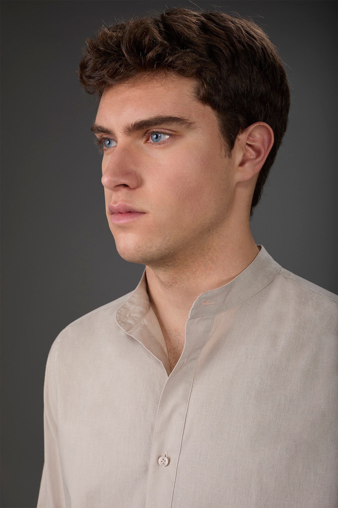 Casual men's shirt with mandarin collar and half button fastening, washed linen and cotton fabric