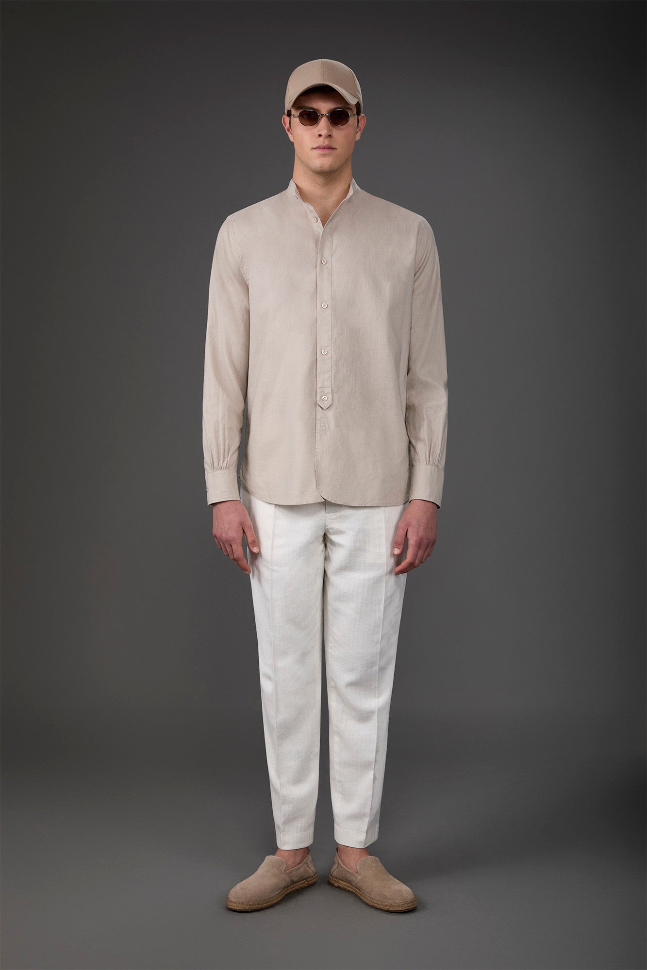 Casual men's shirt with mandarin collar and half button fastening, washed linen and cotton fabric