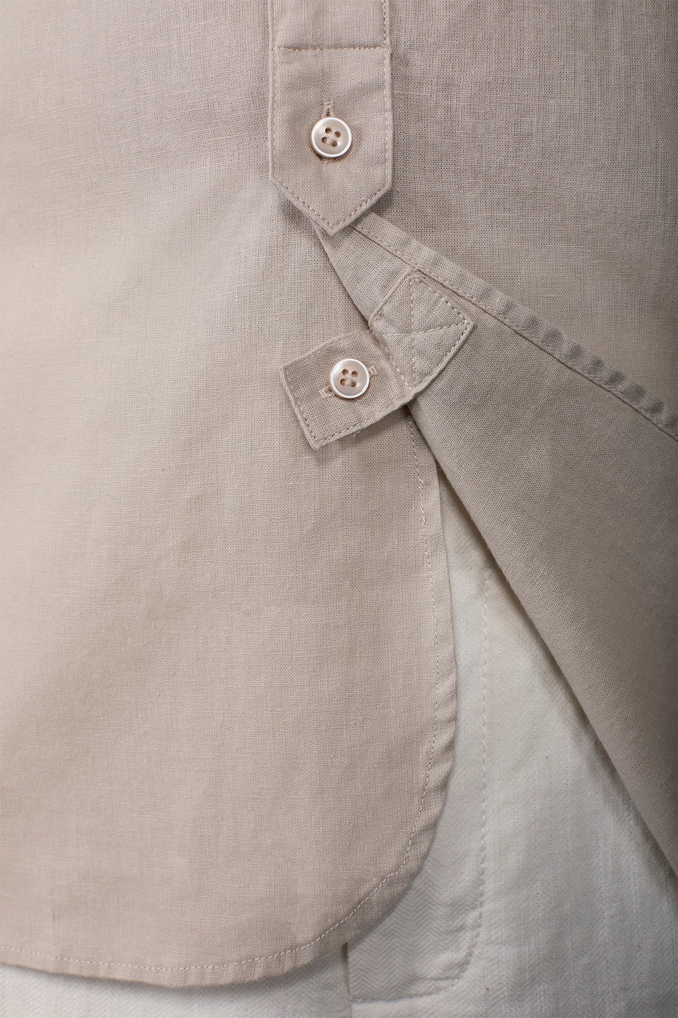 Casual men's shirt with mandarin collar and half button fastening, washed linen and cotton fabric