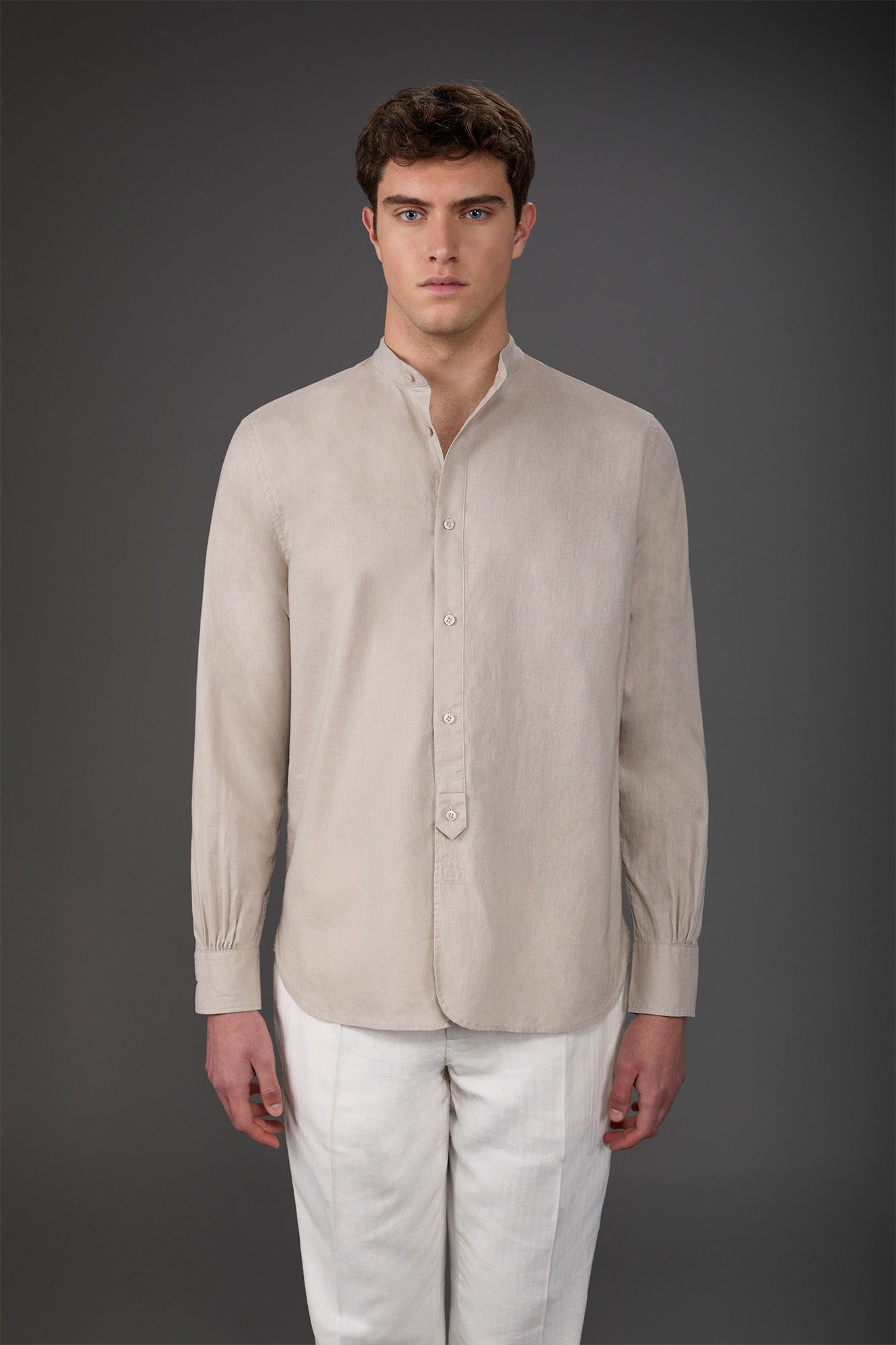 Casual men's shirt with mandarin collar and half button fastening, washed linen and cotton fabric