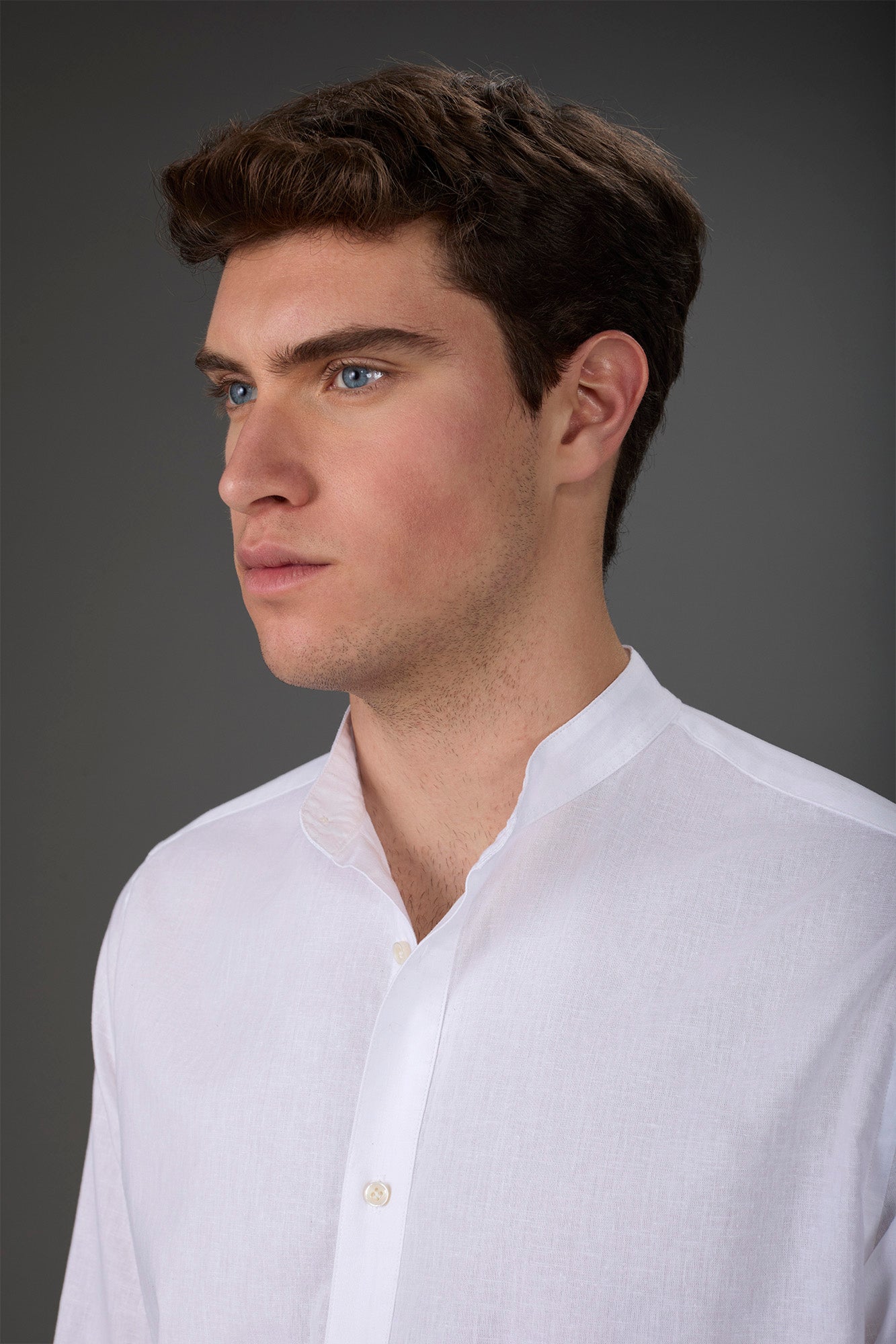 Casual men's shirt with mandarin collar and half button fastening, washed linen and cotton fabric