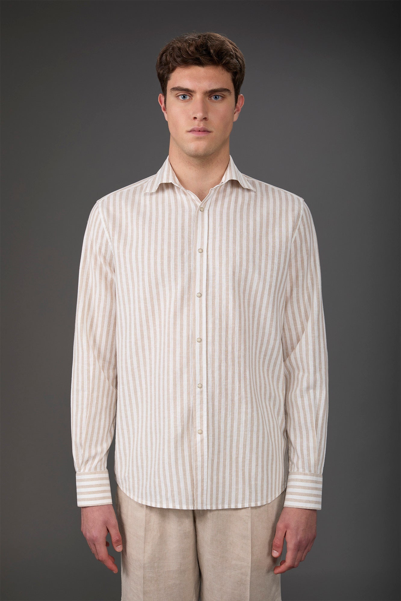 Men's casual shirt with French collar in striped washed linen and cotton fabric White/Beige