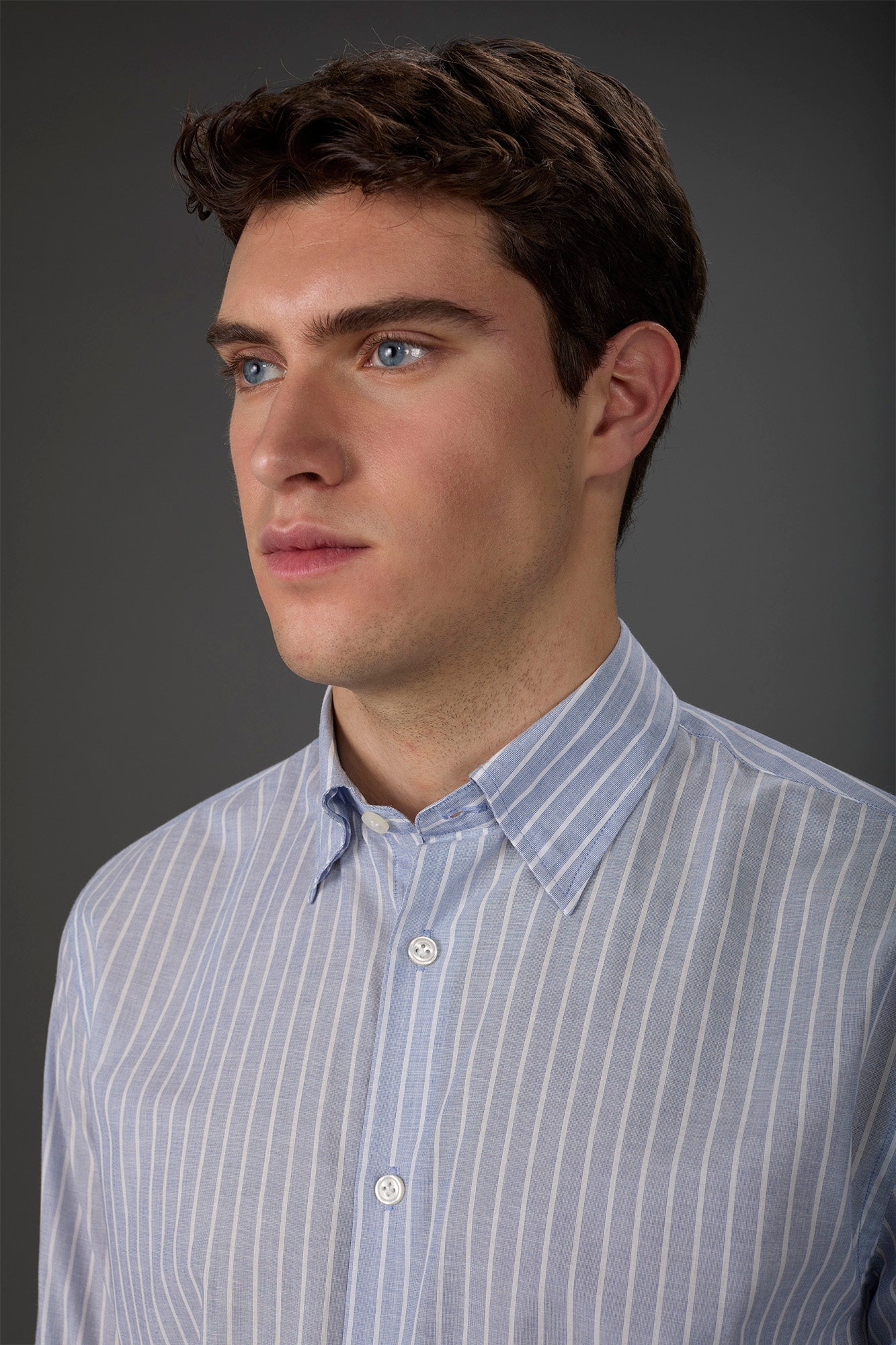 Men's concealed button down casual shirt in yarn-dyed striped washed muslin fabric