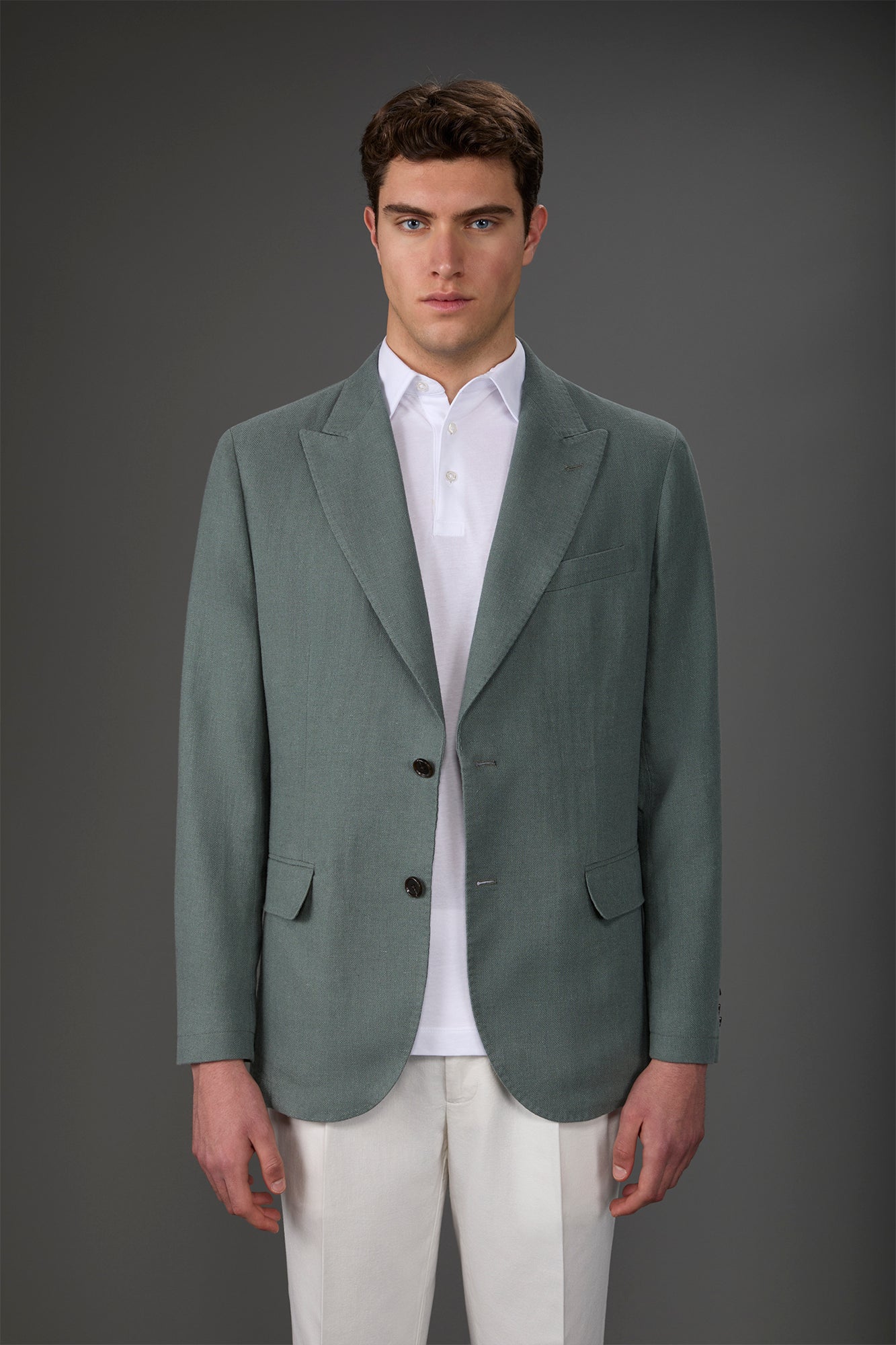 Men's unlined single-breasted jacket with peak lapels and flap pockets