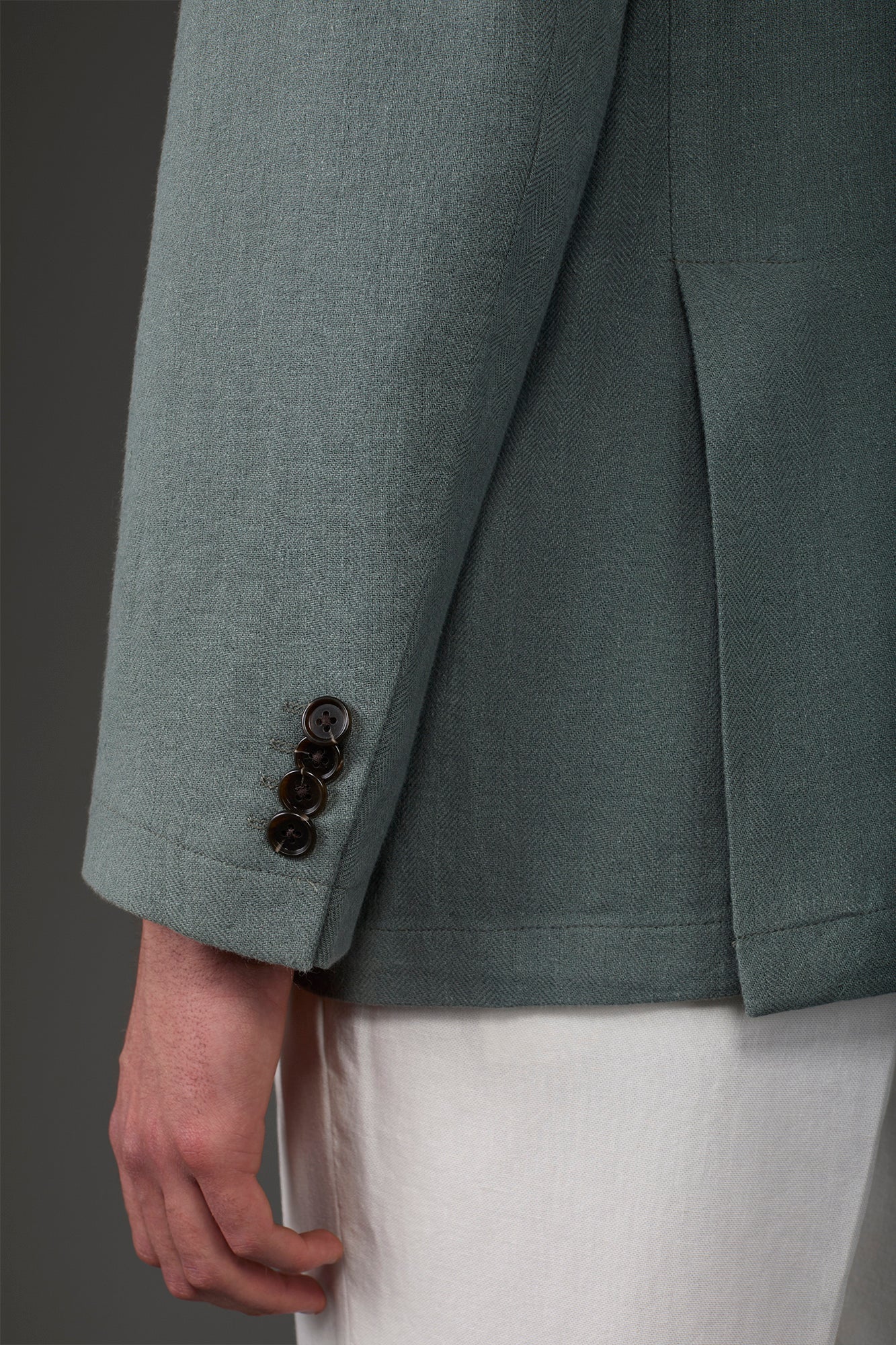 Men's unlined single-breasted jacket with peak lapels and flap pockets