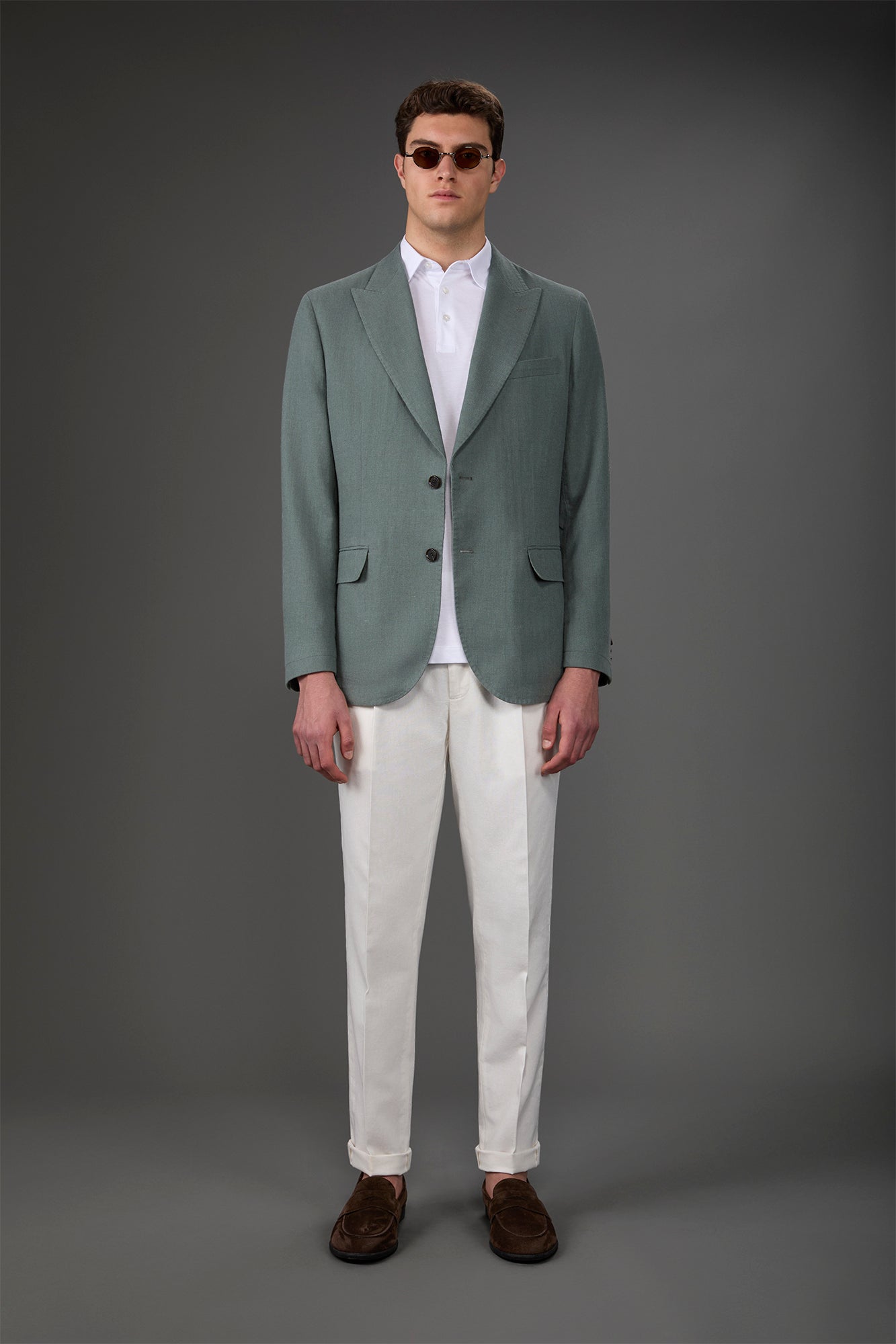 Men's unlined single-breasted jacket with peak lapels and flap pockets