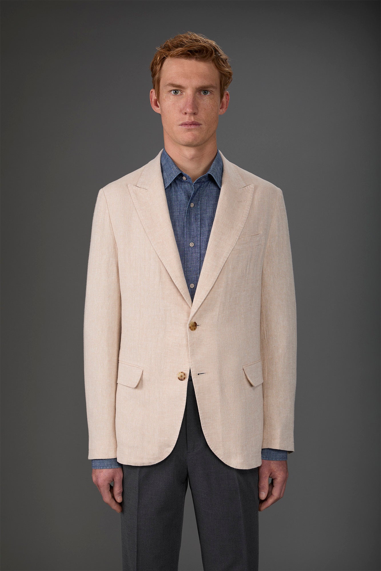 Men's unlined single-breasted jacket with peak lapels and flap pockets