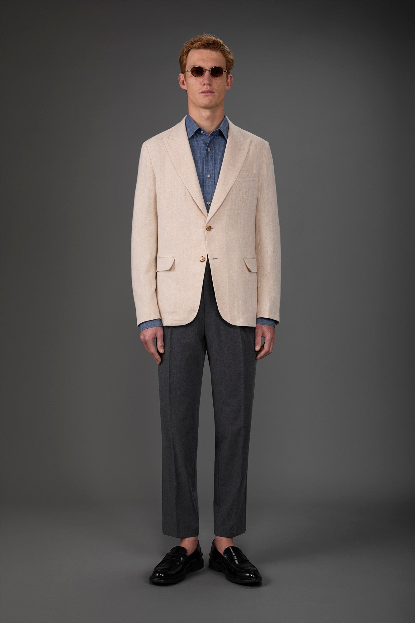 Men's unlined single-breasted jacket with peak lapels and flap pockets. Lt Beige