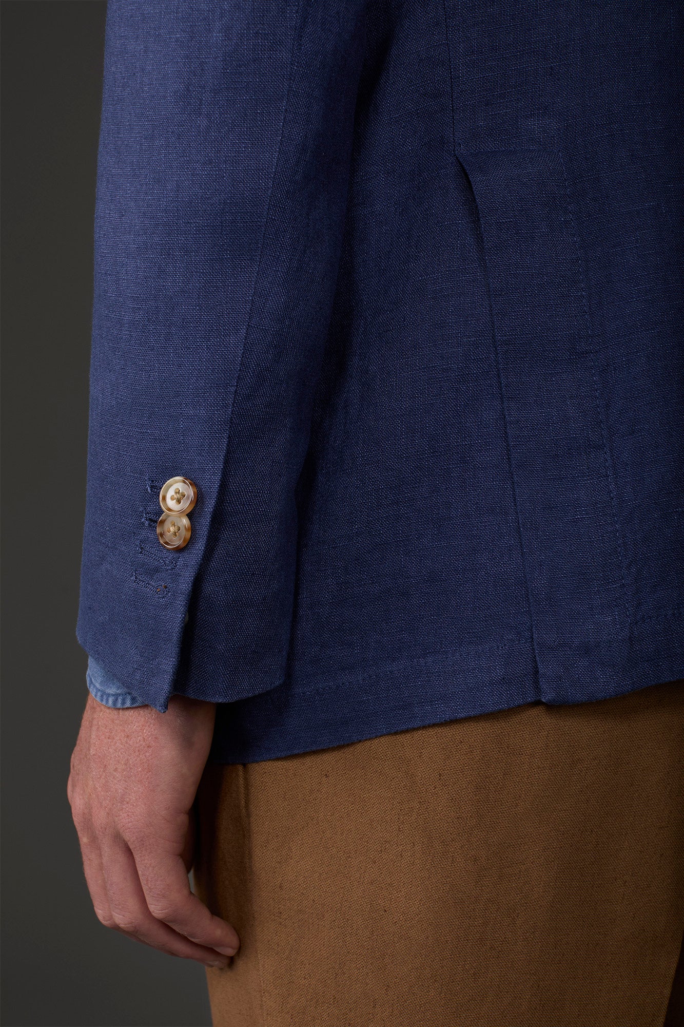 Men's pure linen unlined double-breasted jacket with peak lapels and flap pockets