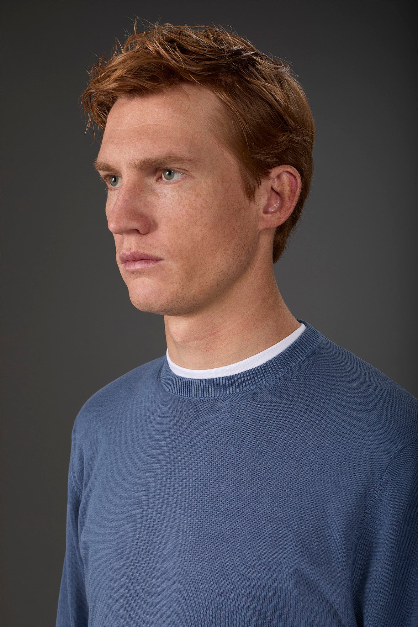 Men's crew neck sweater in bio-washed 100% cotton