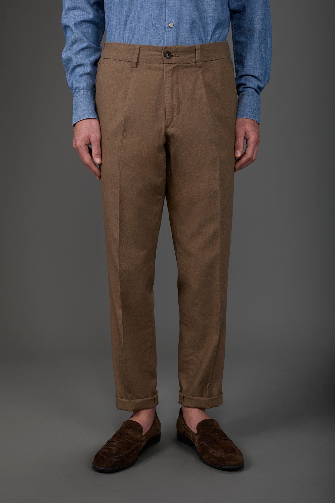 Men's trousers with two small pleats and elastane in the back waistband