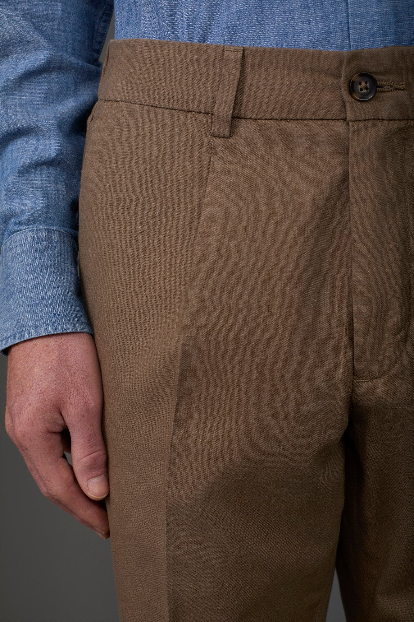 Men's trousers with two small pleats and elastane in the back waistband